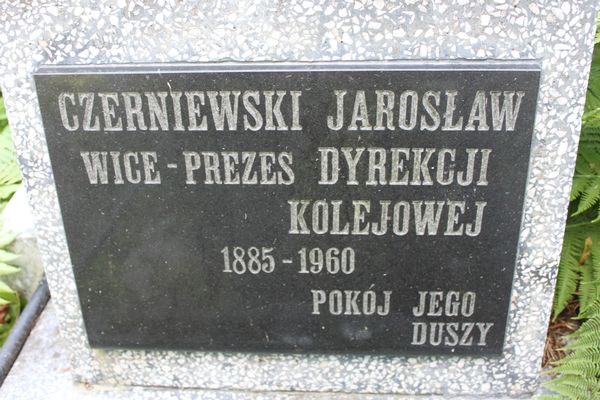 Fragment nagrobka Jarosława Czerniewskiego, z cmentarza na Rossie w Wilnie, stan z 2013 roku