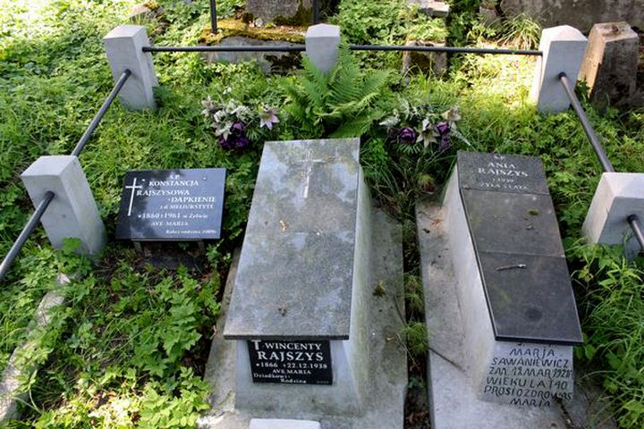 Quatrefoil with the tombstone of Konstancja Rajszys-Dapkienie, Na Rossa cemetery in Vilnius, as of 2013.