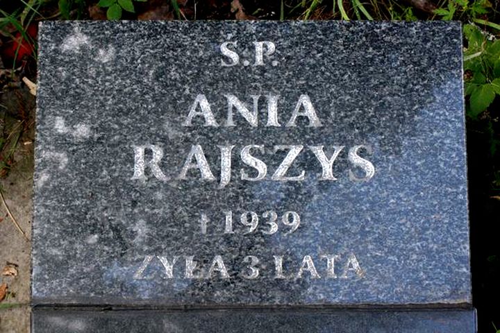 Fragment nagrobka Anny Rajszys i Marii Sawaniewicz, cmentarz Na Rossie w Wilnie, stan z 2013 r.