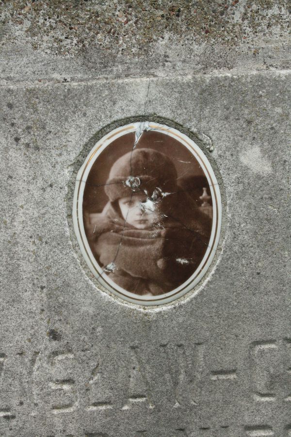 Detal nagrobka Mieczysława Gudańca, cmentarz na Rossie w Wilnie, stan z 2013