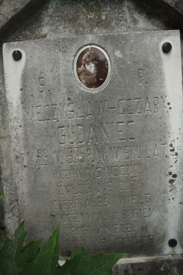 Fragment nagrobka Mieczysława Gudańca, cmentarz na Rossie w Wilnie, stan z 2013