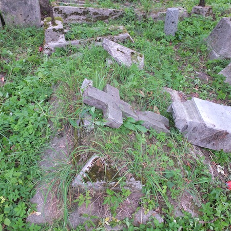 Fragmenty nagrobka Jana i Marii Juchniewiczów i Emilii Makarewicz, cmentarz na Rossie, stan z 2013 roku