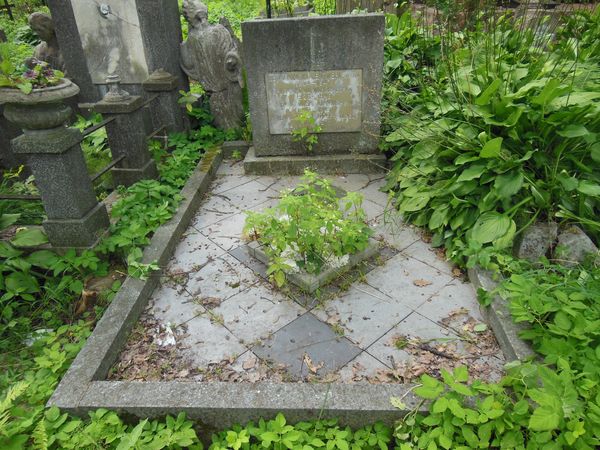 Tombstone of the Niewiadomski family and Wanda Puzniak, Na Rossie cemetery in Vilnius, as of 2013.