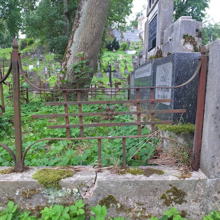 Fragment grobowca rodziny Misiewiczów, cmentarz na Rossie, stan z 2013 roku