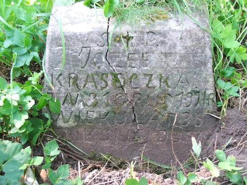 Fragment nagrobka Józefy Krasoczki, cmentarz na Rossie, stan z 2013 roku