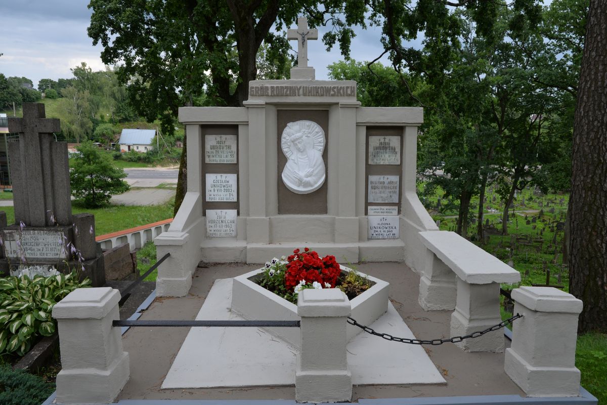 The Unikovskis' tomb, Ross Cemetery in Vilnius, as of 2016.