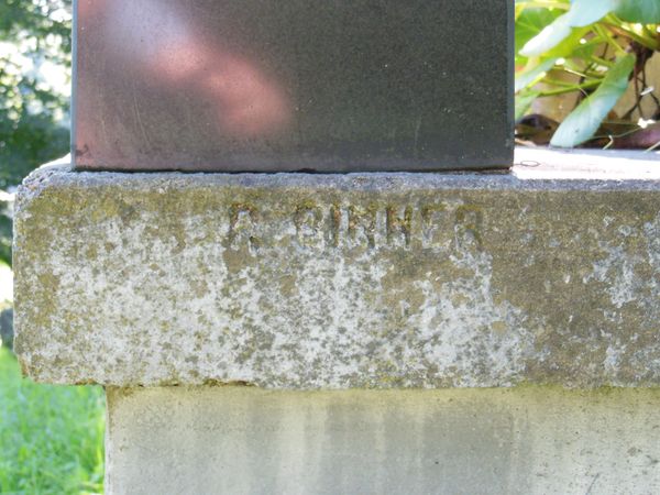 Fragment grobowca Eleonory i Heleny Raczkowskich oraz Karoliny i Ludwika Tomczyk z cmentarza na Rossie w Wilnie, stan z 2013 r.