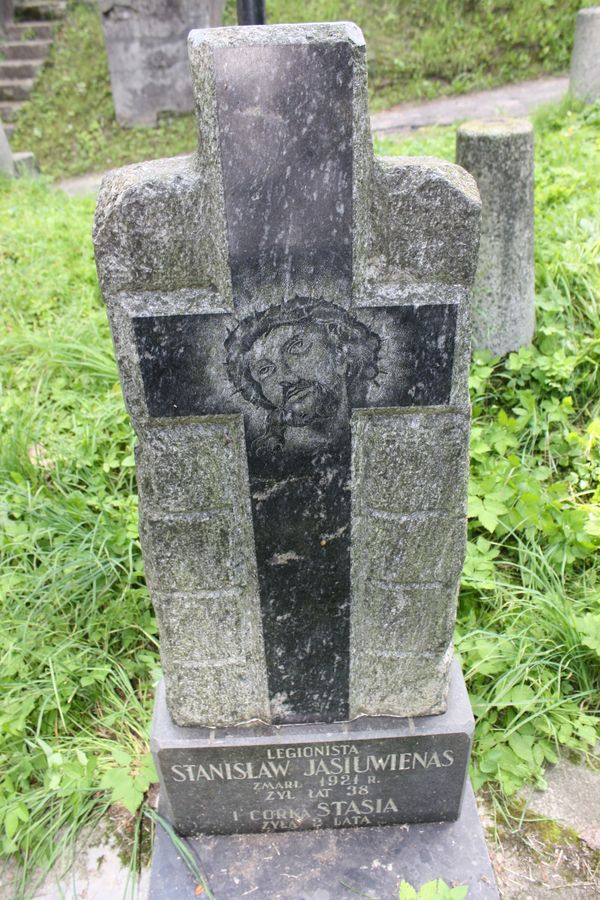 Fragment nagrobka Stanisława i Stanisławy Jasiuwienas z cmentarza na Rossie w Wilnie, stan z 2013 r.