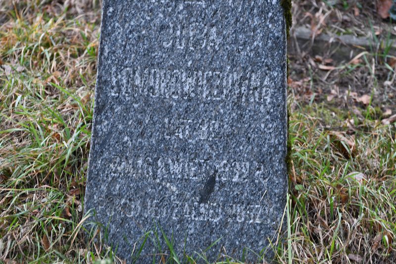 Fragment of Yulia Lomonovich's tombstone, Na Rossa cemetery in Vilnius, as of 2019.