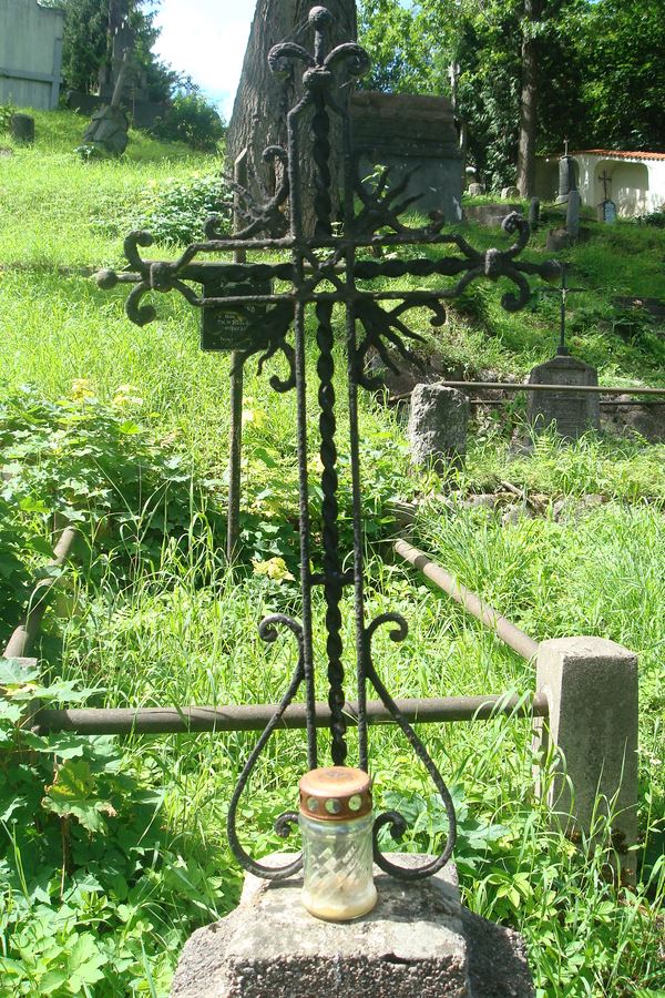 Fragment nagrobka Janiny i Stanisława Kordowicz, z cmentarza na Rossie w Wilnie, stan z 2013 roku