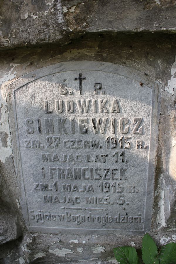 Inscription on the gravestone of Franciszek and Ludwika Sinkiewicz, Na Rossie cemetery in Vilnius, as of 2013
