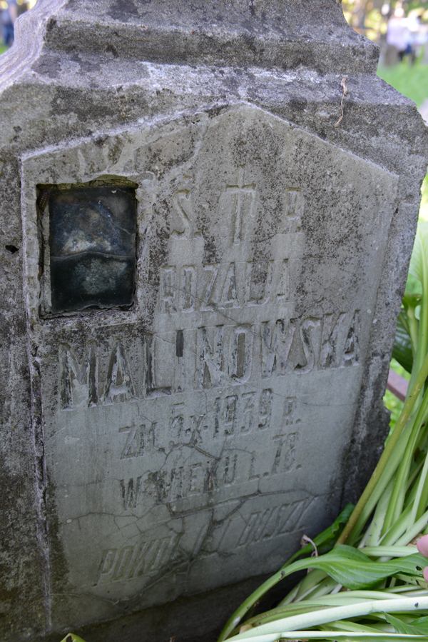Fragment nagrobka Rozalii Malinowskiej, z cmentarza na Rossie w Wilnie, stan z 2013 roku