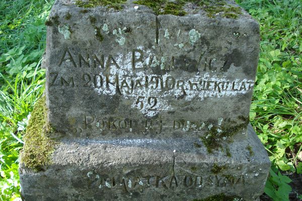 Inskrypcja na cokole nagrobka Anny Bacewicz, cmentarz Na Rossie w Wilnie, stan z 2013