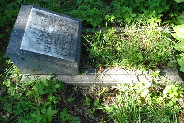 Tombstone of Mieczyslaw and Wladyslaw Marcinkiewicz, Na Rossa cemetery in Vilnius, as of 2013