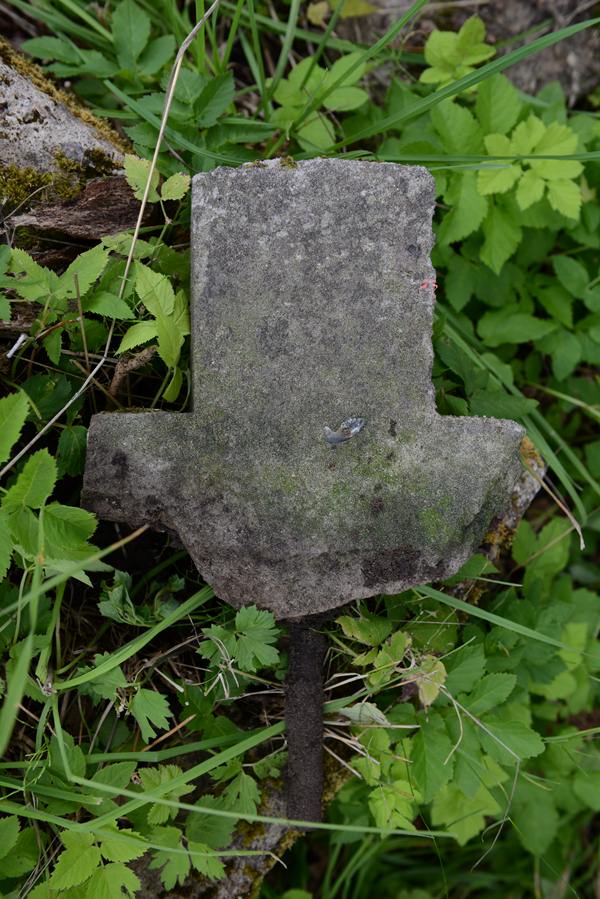 The broken finial of the gravestone of Jozefa Anielewicz, Na Rossie cemetery in Vilnius, as of 2013