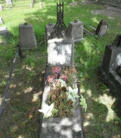 Nagrobek Wiktorii Paszkiewicz, cmentarz Na Rossie w Wilnie, stan z 2013 r.