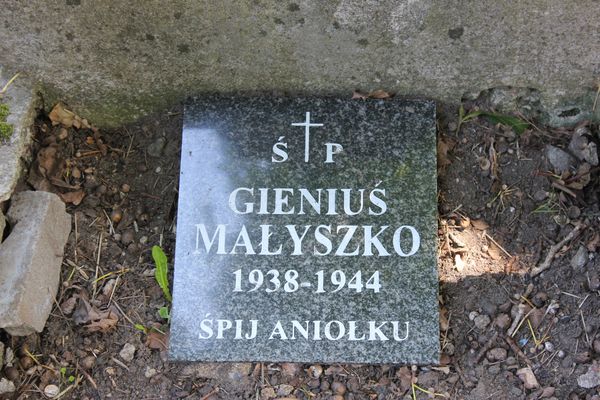 Plaque on the tombstone of Halina and Eugeniusz Malyszek, Na Rossie cemetery in Vilnius, as of 2014