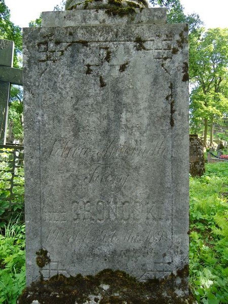 Fragment nagrobka Felicie Faesy i Izydora Zakrzewskiego, z cmentarza na Rossie w Wilnie, stan z 2013 roku