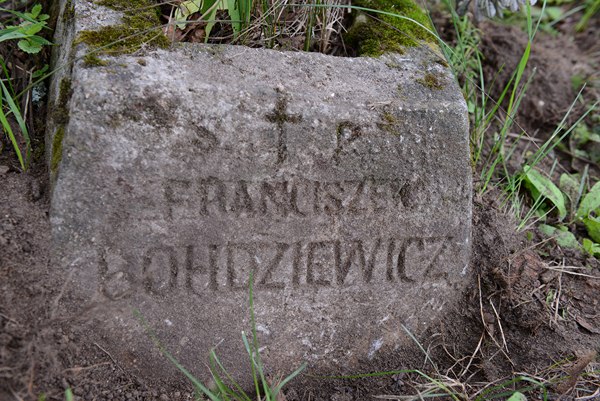 Inscription on the gravestone of Franciszek Bohdziewicz, Na Rossie cemetery in Vilnius, as of 2013