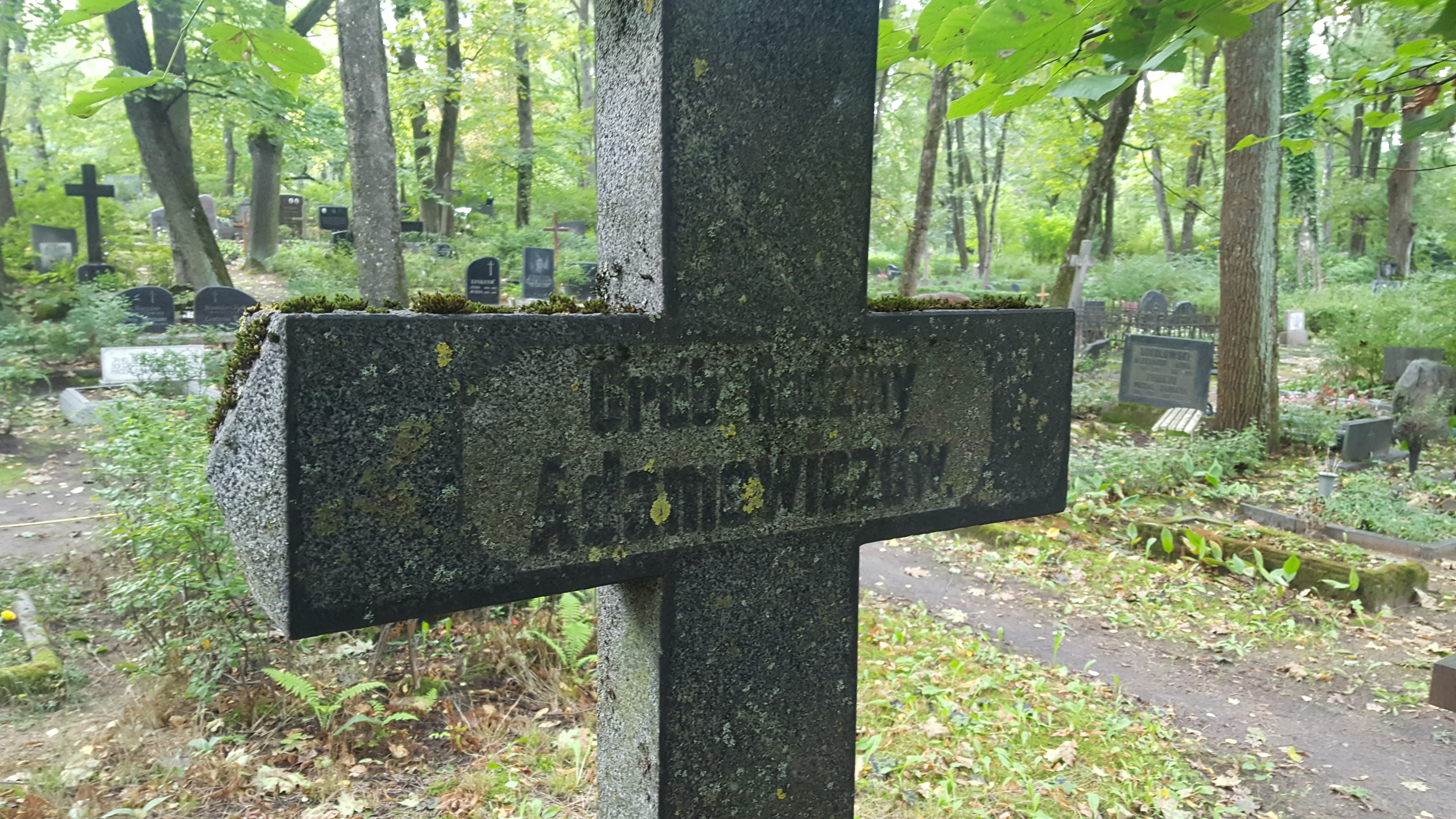 Fragment nagrobka Romualda, Stanisławy, Wiktorii Adamowiczów, cmentarz św. Michała w Rydze, stan z 2021 r.