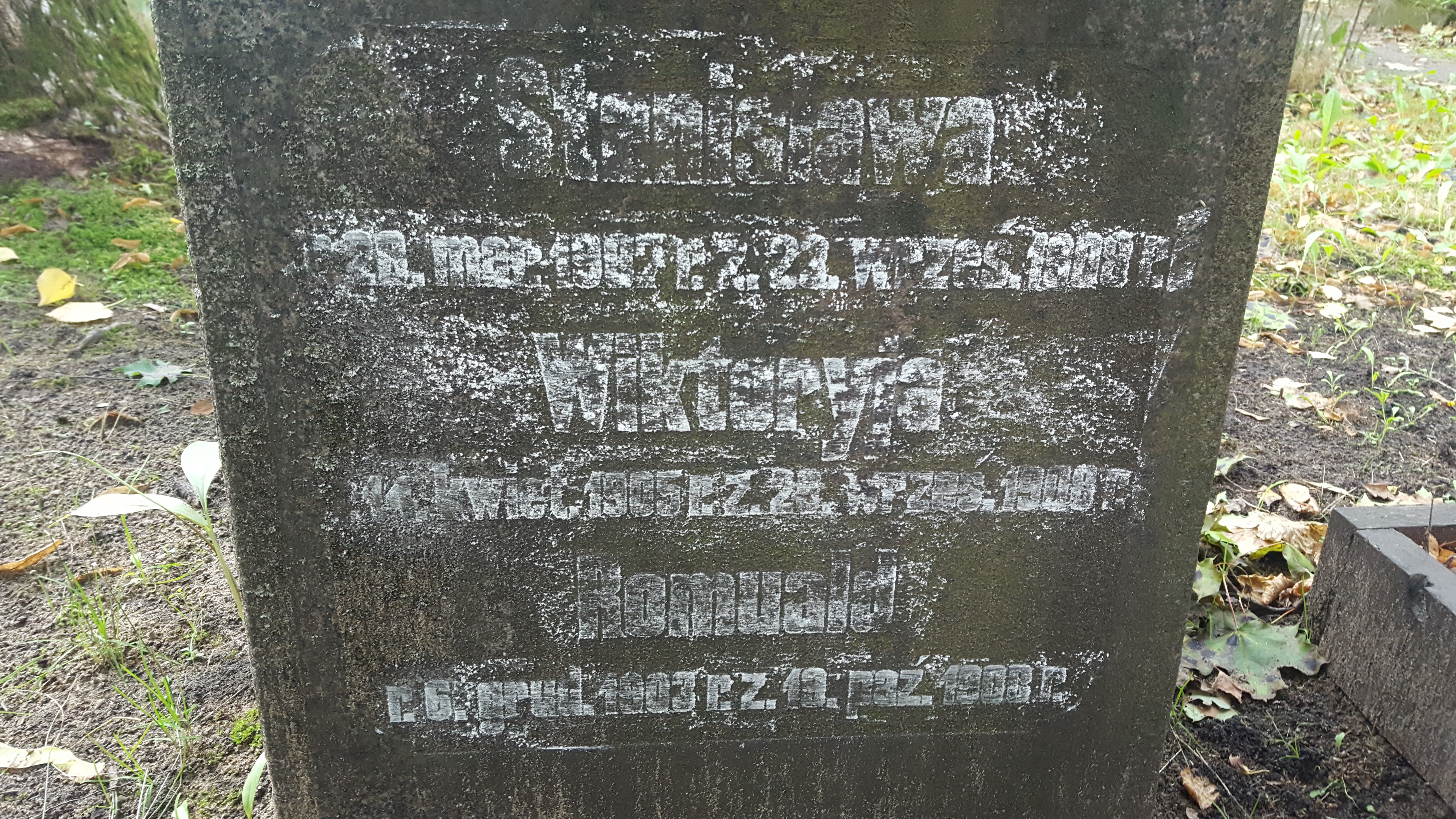 Napis z nagrobka Romualda, Stanisławy, Wiktorii Adamowiczów, cmentarz św. Michała w Rydze, stan z 2021 r.