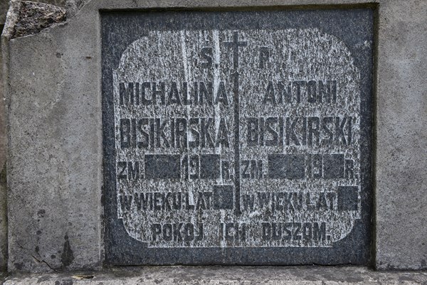 Inscription on the tomb of Michalina and Antoni Bisikirski, Na Rossie cemetery in Vilnius, as of 2013