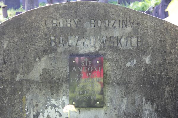 Tablica inskrypcyjna z grobowca Antoniego i Czesława Raczkowskich, cmentarz na Rossie w Wilnie, stan z 2014