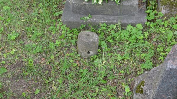 Fragment nagrobka Elżbiety Dziatkowskiej, cmentarz Na Rossie w Wilnie, stan z 2013 r.