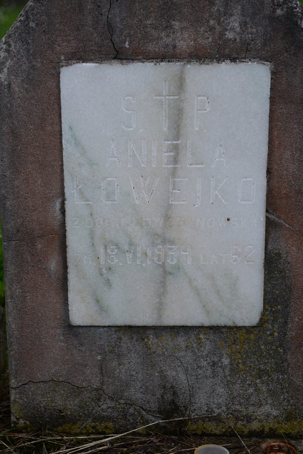 Inscription on the gravestone of Aniela Lowako, Na Rossie cemetery in Vilnius, as of 2013