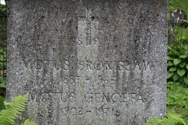 Fragment of a tombstone of Bronislaw and Genowefa Motus, Na Rossie cemetery in Vilnius, state from 2013