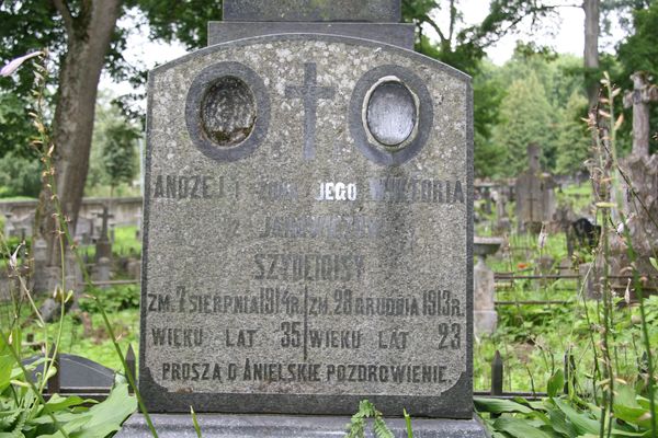 A fragment of the tombstone of Andrija and Viktoria Szydeigis, Na Rossie cemetery in Vilnius, as of 2013