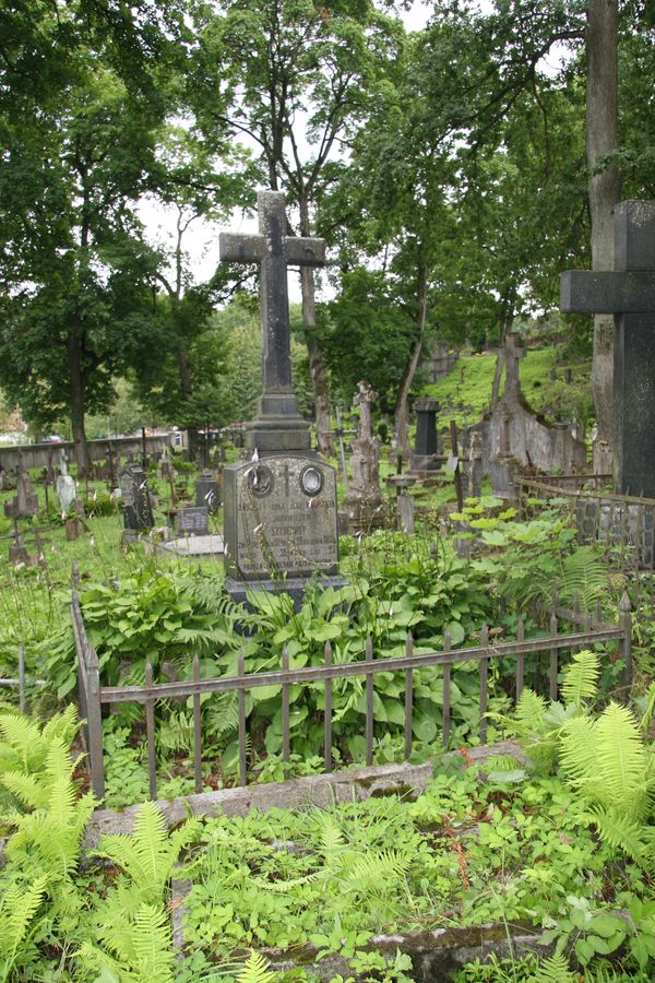 Tombstone of Andrija and Viktoria Szydeigis, Na Rossie cemetery in Vilnius, as of 2013