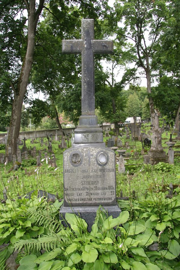 Tombstone of Andrija and Viktoria Szydeigis, Na Rossie cemetery in Vilnius, as of 2013