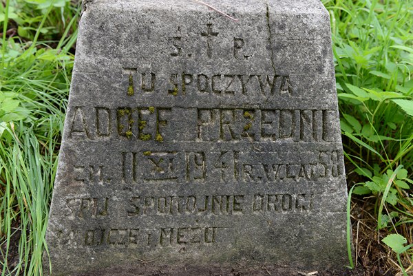 Inscription on the gravestone of Adoef Przedni, Na Rossie cemetery in Vilnius, as of 2013