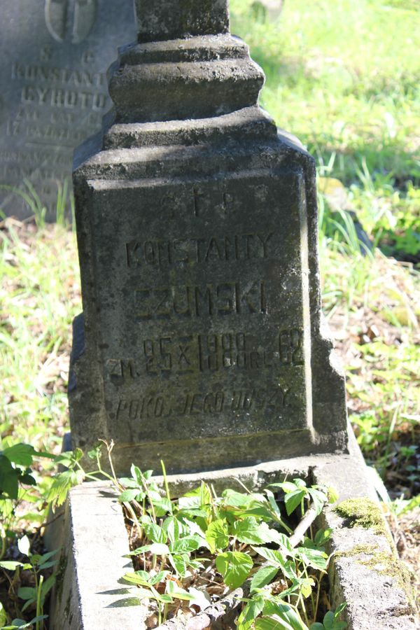 Fragment nagrobka Konstantego Szumskiego, cmentarz Na Rossie w Wilnie, stan z 2014 r.