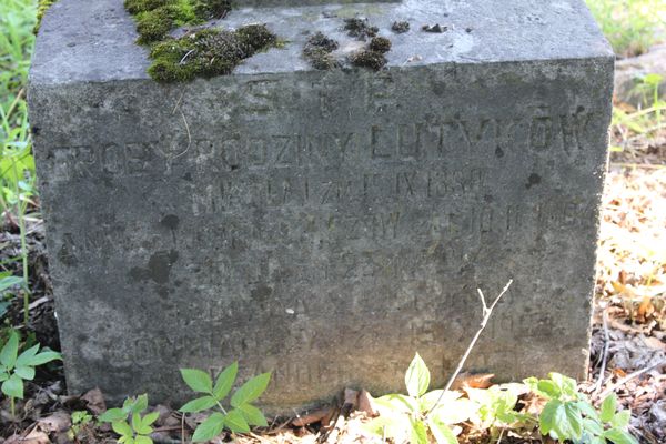 Fragment nagrobka Jadwigi Łowmiańskiej i rodziny Lutyków, cmentarz Na Rossie w Wilnie, stan z 2013 r.