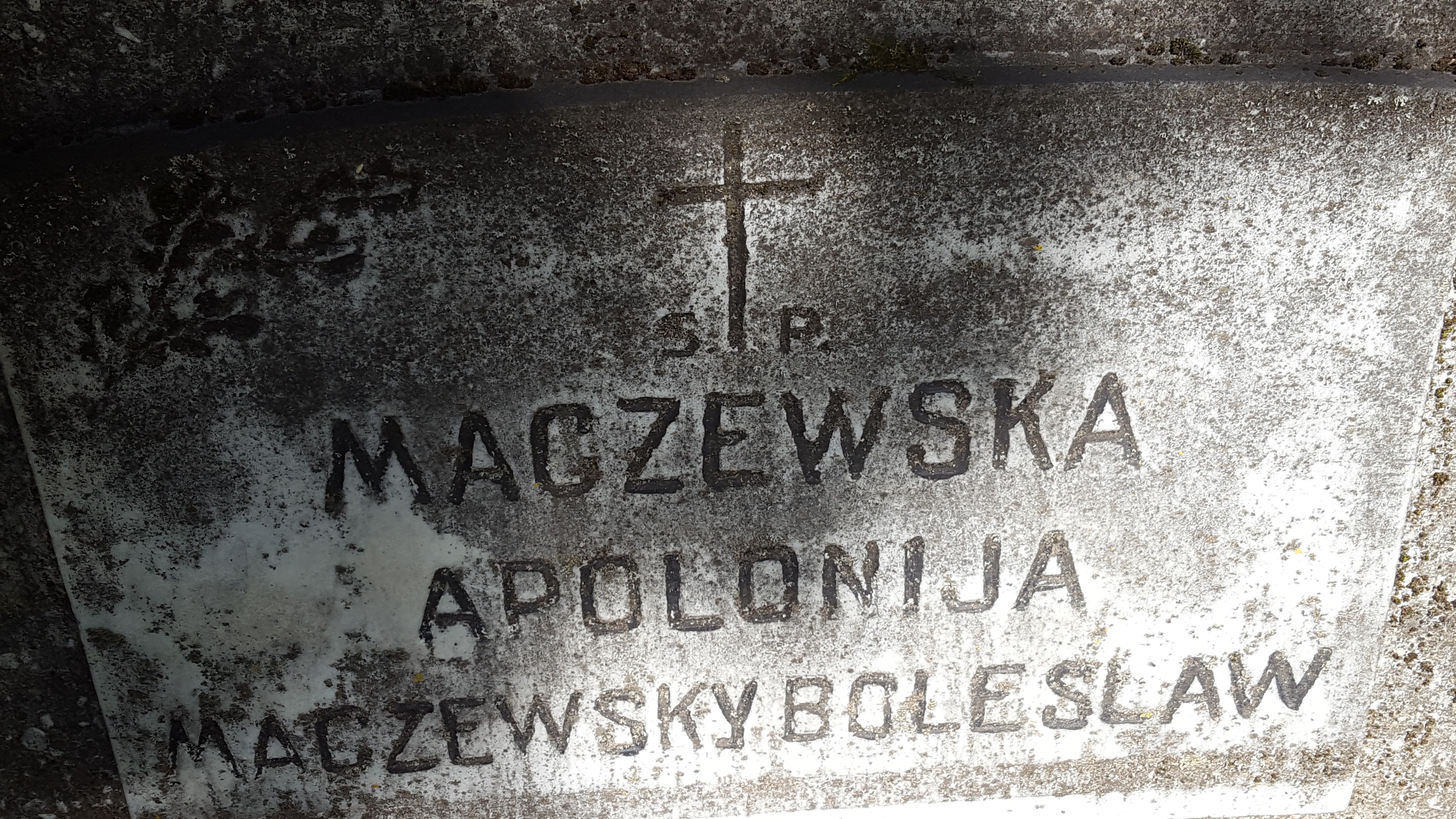 Inscription from the tombstone of Apolonia and Boleslaw Maczewski, St Michael's cemetery in Riga, as of 2021.