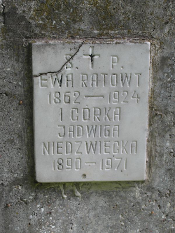 Inscription on the gravestone of Jadwiga Niedzwiecka and Ewa Ratowt, Na Rossie cemetery in Vilnius, as of 2013