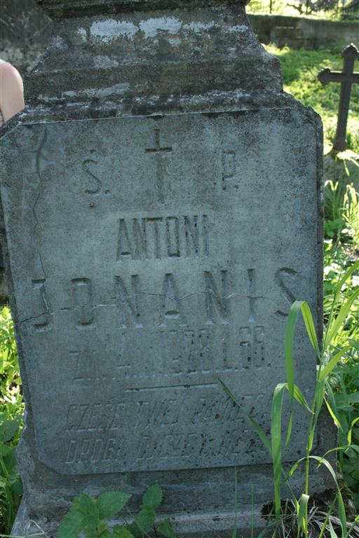 Inskrypcja na nagrobku Antoniego Jonanis, cmentarz na Rossie w Wilnie, stan z 2013
