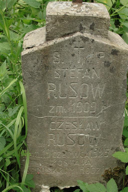 Напис на надгробку Чеслава і Стефана Русових на кладовищі Росса у Вільнюсі, станом на 2013 рік