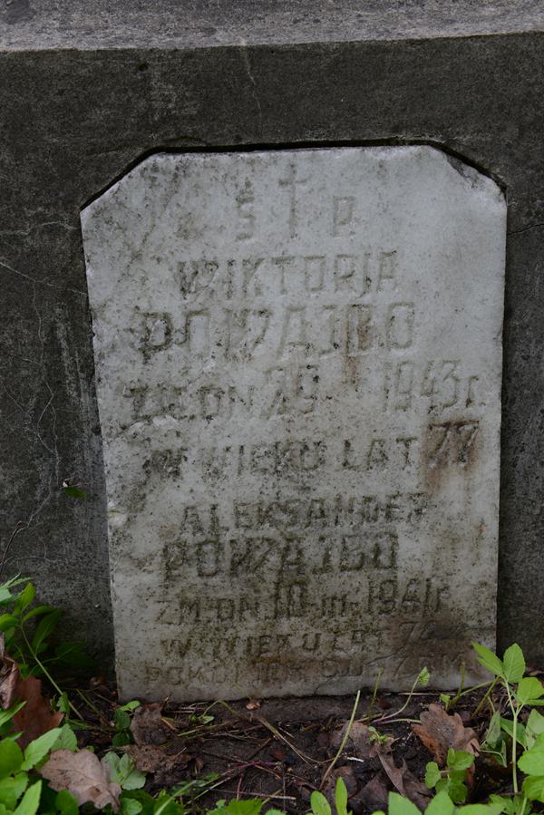 Inskrypcja na cokole nagrobka Aleksandra i Wiktorii Powejbo, cmentarz Na Rossie w Wilnie, stan z 2013