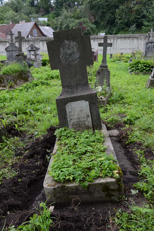 Tombstone of Aleksandr and Viktoria Powabo, Na Rossie cemetery in Vilnius, as of 2013