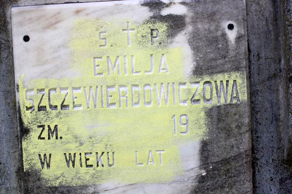Fragment nagrobka Emilii Szczewierdowicz z cmentarza na Rossie w Wilnie, stan z 2013 r.