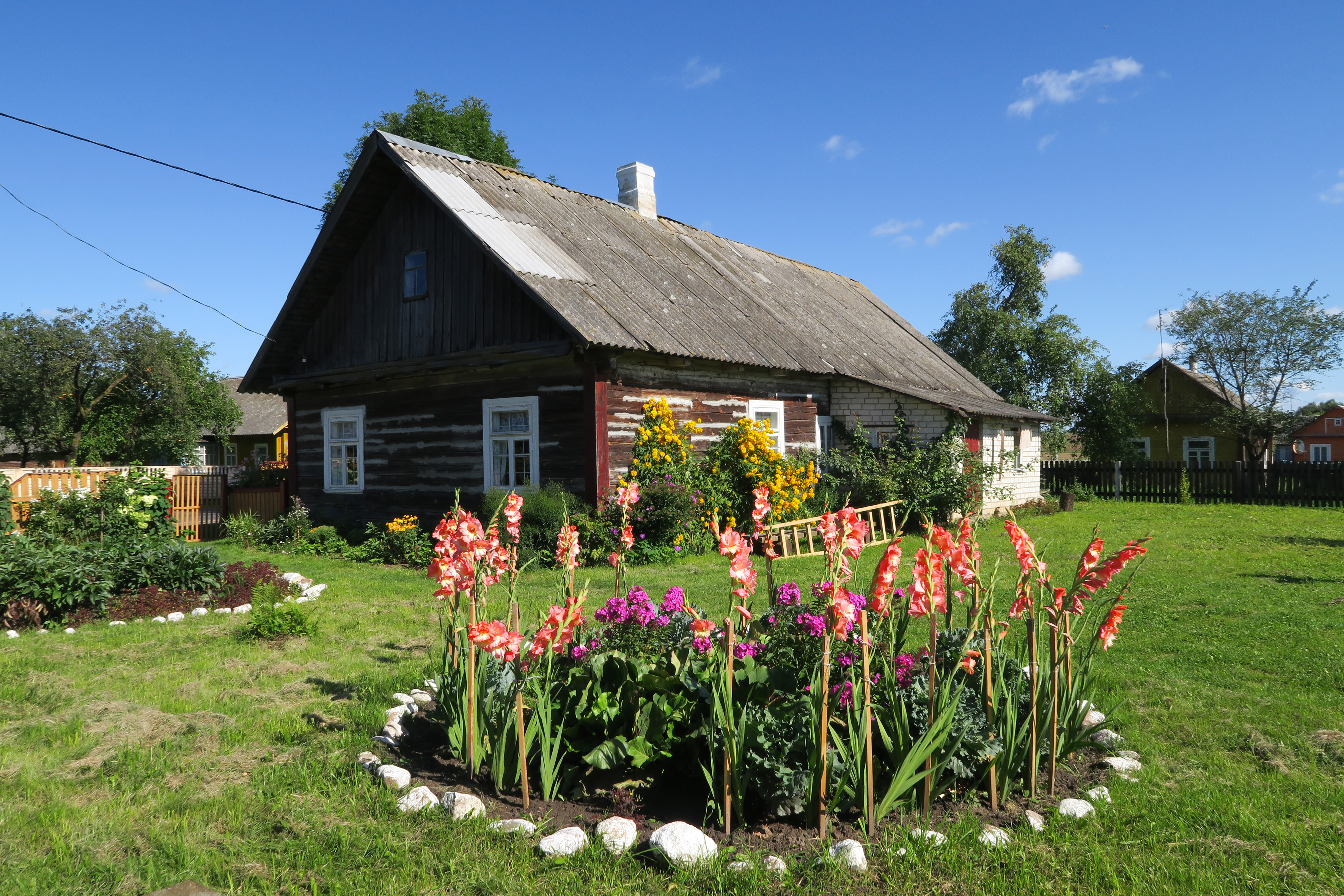 Photo montrant La maison de la famille Wydrzycki à Stare Vasyiliszki - lieu de naissance de Czesław Niemen