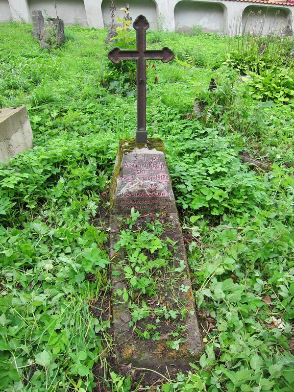 Tombstone of Antoni Krupski, Rossa cemetery in Vilnius, as of 2013