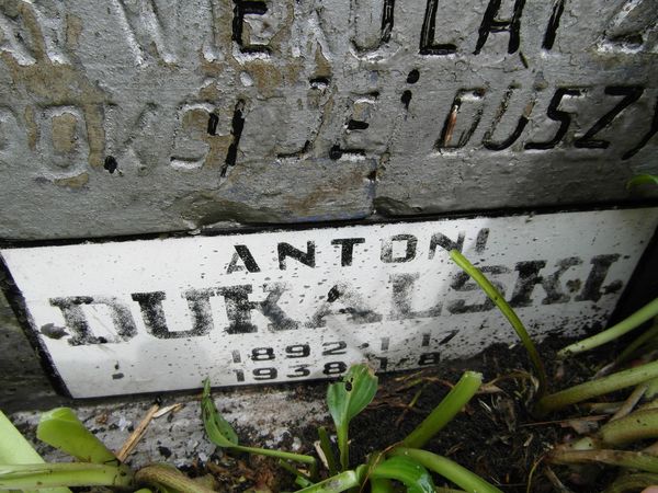 Inskrypcja (2) nagrobka Wandy i Antoniego Dukalskich, cmentarz Na Rossie w Wilnie, stan z 2013