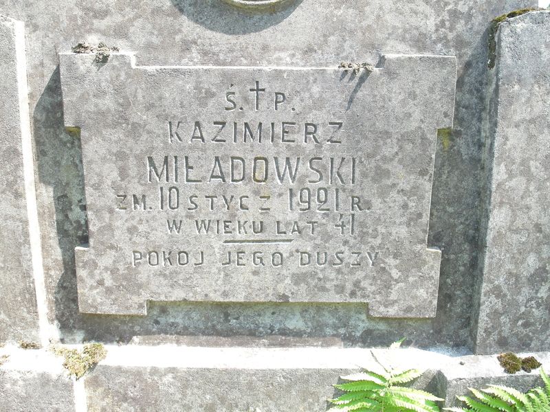 Fragment nagrobka Kazimierza Miładowskiego, cmentarz Na Rossie w Wilnie, stan z 2013, cmentarz Na Rossie w Wilnie, stan z 2013