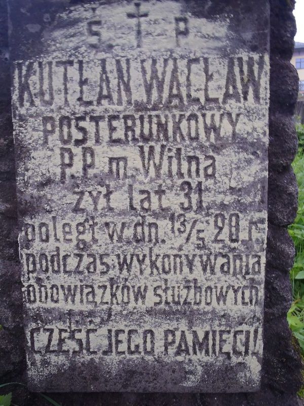 Inscription on the pedestal of Waclaw Kutlan's tombstone, Na Rossie cemetery in Vilnius, as of 2013