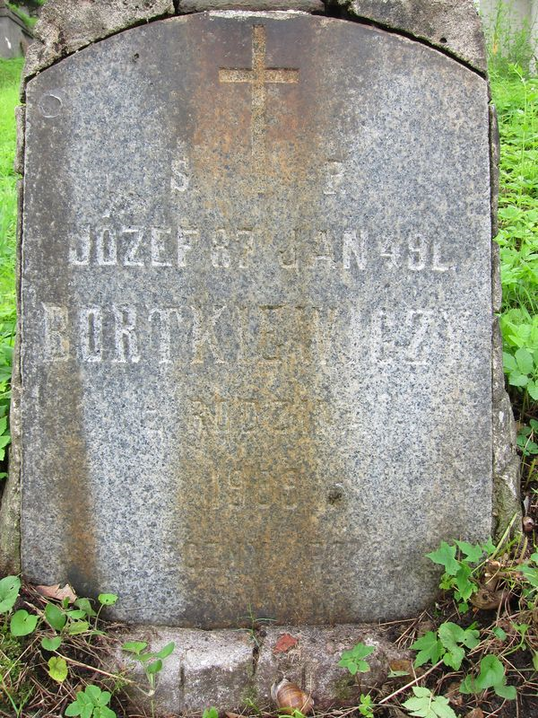 Inskrypcja na nagrobku rodziny Bortkiewiczów, cmentarz na Rossie w Wilnie, stan z 2013
