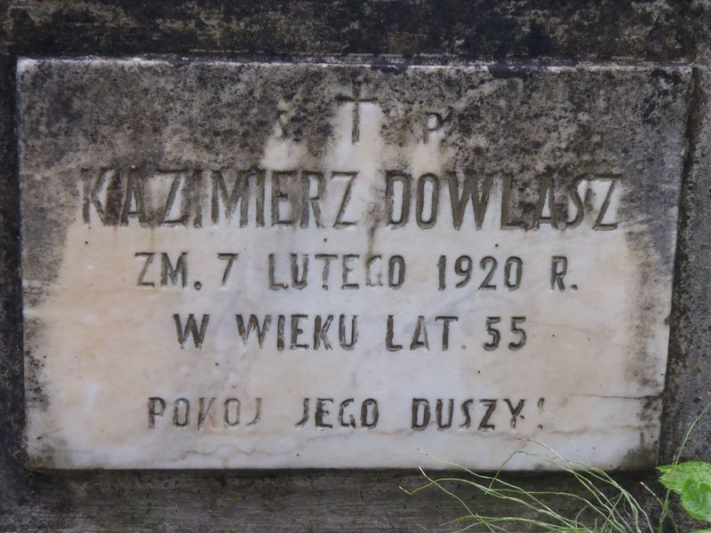 Inscription on the pedestal of Kazimierz Dowlasz's tombstone, Na Rossie cemetery in Vilnius, as of 2013